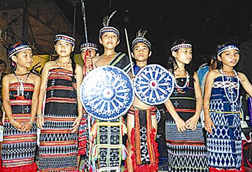 Une troupe d’artistes hauts comme trois gongs